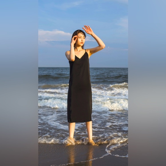 THXGIVING - Black Simple Cut V-Neck Spaghetti Strap Side Slit Dress Size S - Picture 1 of 12